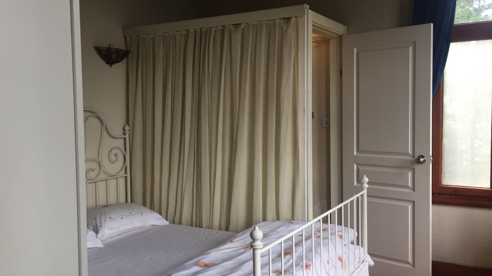 deluxe double room | free wifi, bed sheets