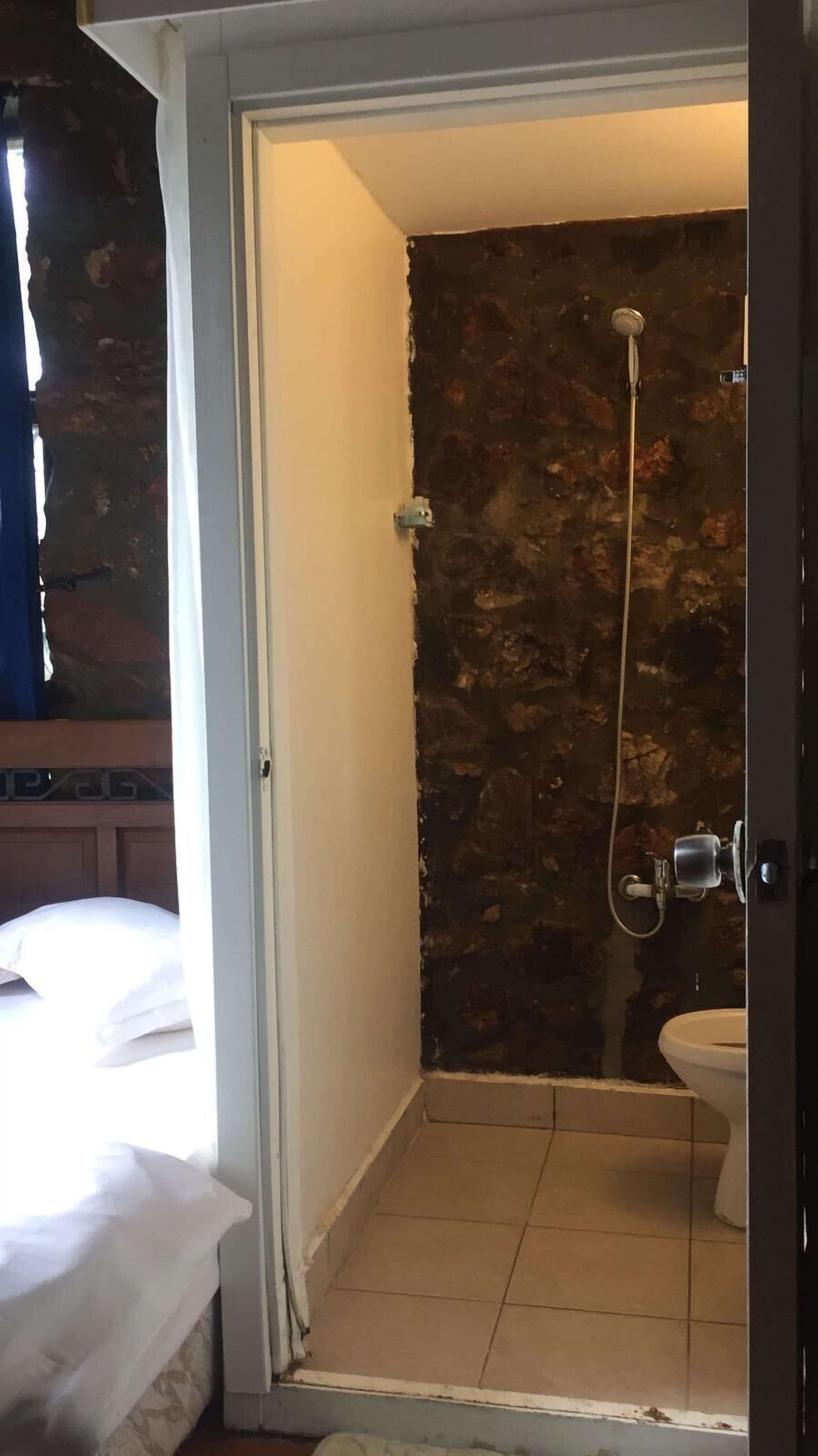 standard double room | bathroom | free toiletries, hair dryer, slippers, towels