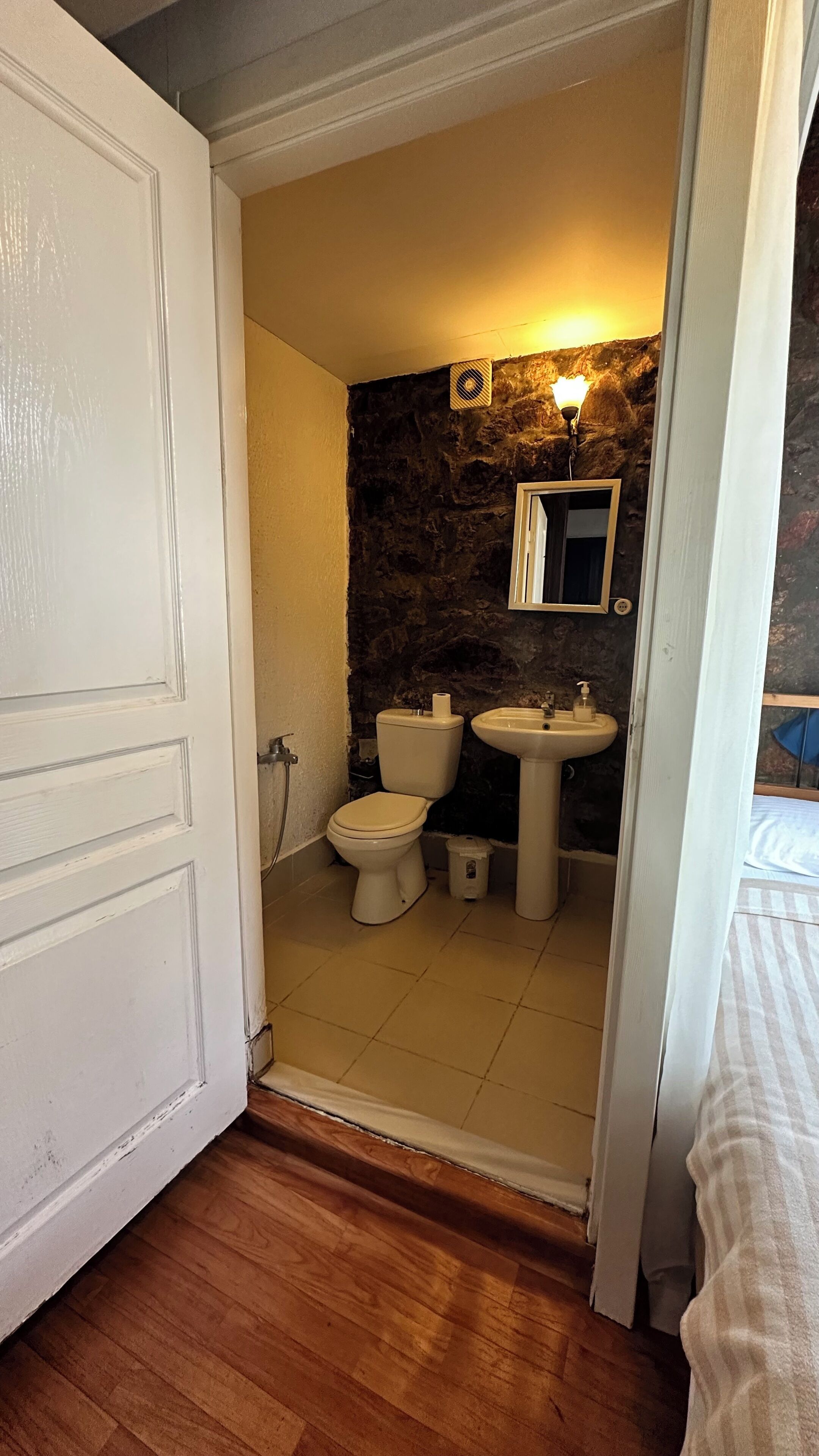 standard double room | free wifi, bed sheets