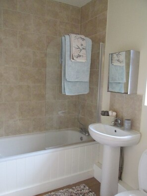 Apartment, 1 Schlafzimmer | Badezimmer | Duschwanne, kostenlose Toilettenartikel, Handtücher