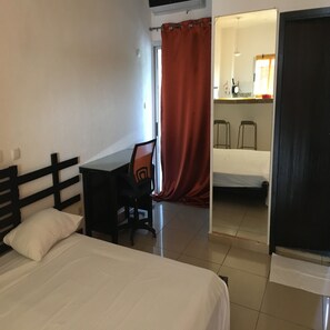 Økonomi-studiosuite, ikke-røyk | Sengetøy av topp kvalitet, skrivebord og blendingsgardiner