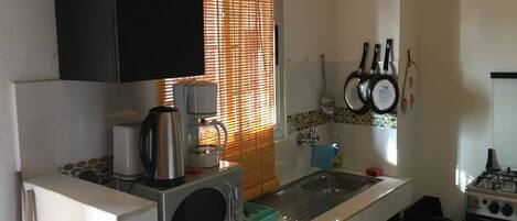 Economy Studio Suite, Non Smoking | Private kitchenette | Full-sized fridge, microwave, oven, stovetop