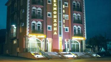 Bagian depan properti - sore/malam