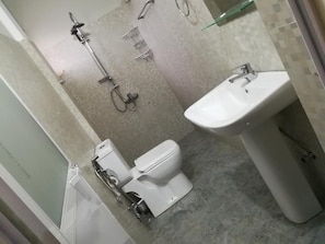 A bathroom with a toilet, bidet, and sink. - Marathona Tourist Resort - Anuradhapura (Anuradhapura)