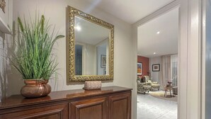 Un meuble en bois avec un grand miroir et une plante en pot.