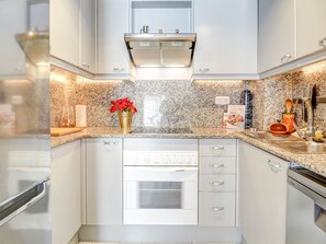 Kylskåp, mikrovågsugn, ugn och diskmaskin