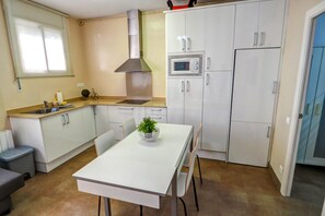 Kühlschrank, Mikrowelle, Wasserkocher mit Kaffee-/Teezubehör, Toaster