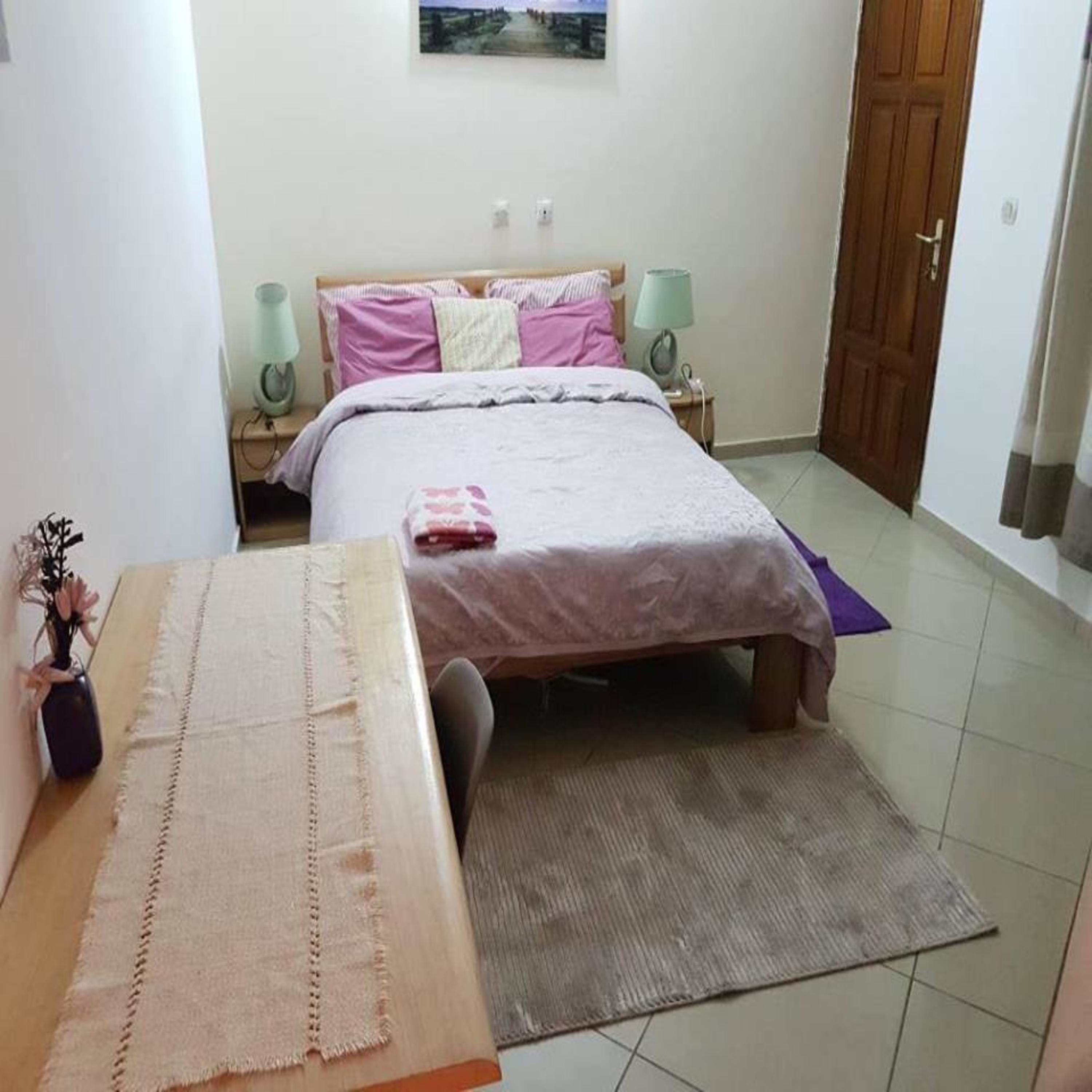 Apartamento conforto | Escrivaninha, ferros/tábuas de passar roupa, Wi-Fi de cortesia