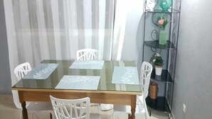Apartemen Comfort | Makan di kamar