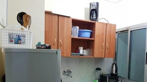 Apartemen Comfort | Dapur pribadi | Mesin pembuat kopi/teh, lemari es besar, microwave, dan oven
