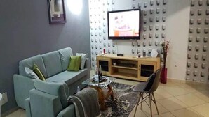 Apartemen Comfort | Area keluarga | TV layar datar