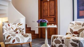 Coin salon dans le hall