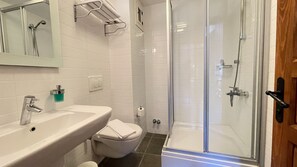 舒適客房 | 浴室 | 淋浴設備、免費盥洗用品、吹風機、毛巾