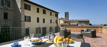Emilia's Home - the largest terrace in the historic center of Siena