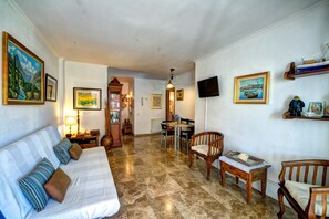 TV - The Rose by Hello Homes Sitges (Sitges)
