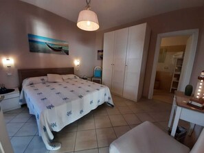 2 quartos, ferros/tábuas de passar roupa, berço de viagem