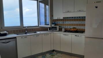 Réfrigérateur, four, plaque de cuisson, lave-vaisselle