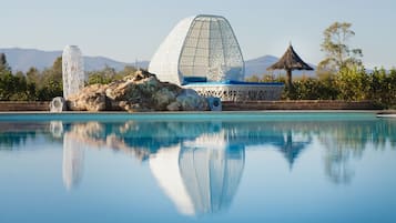 Piscine extérieure, chaises longues