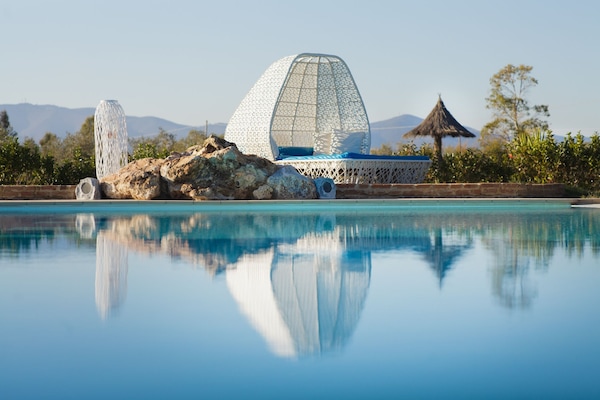 Piscina a l'aire lliure i gandules