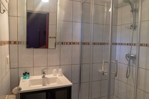 Family Quadruple Room, Multiple Beds, Non Smoking | Bathroom | Shower, free toiletries, hair dryer, towels - Hôtel Aquitaine (Capbreton)