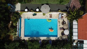 Outdoor pool, open 9:00 AM to 8:00 PM, pool umbrellas, pool loungers - Hôtel Aquitaine (Capbreton)