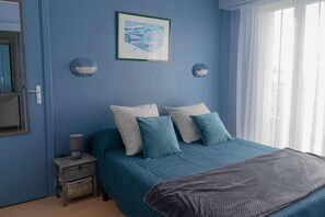 Superior Double Room, 1 Queen Bed, Non Smoking | Individually decorated, individually furnished, blackout drapes - Hôtel Aquitaine (Capbreton)
