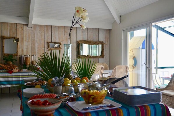 Daily buffet breakfast (EUR 11 per person) - Hôtel Aquitaine (Capbreton)