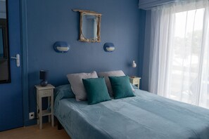 Quarto casal superior, 1 cama Queen, para não fumantes | Individualmente decorados, individualmente mobiliados, cortinas blackout