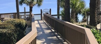 Palmetto Dunes, oceanfront pool, gated beach access, desirable Captains Cove!