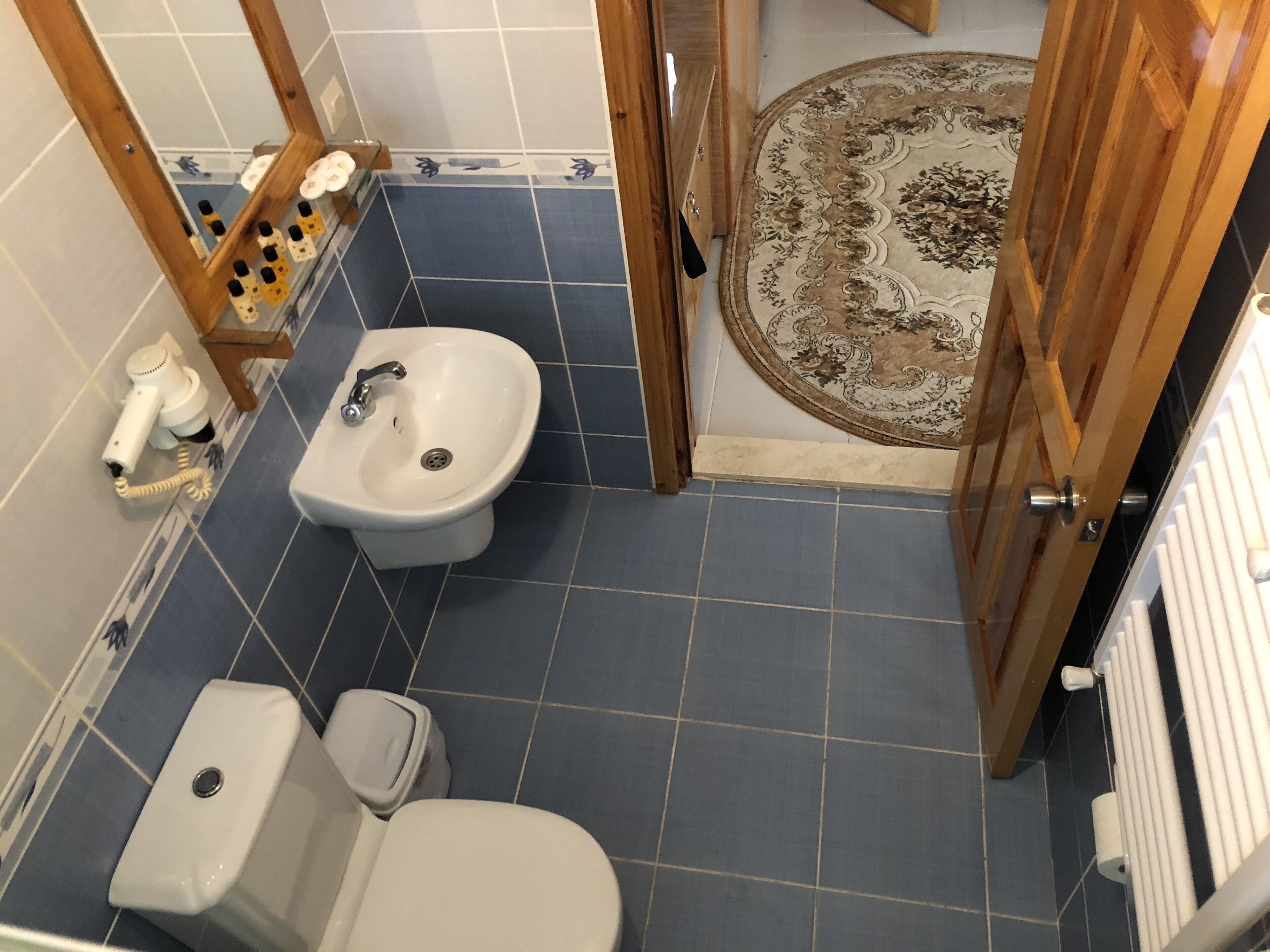 Une salle de bain comprenant des toilettes, un bidet et un lavabo.