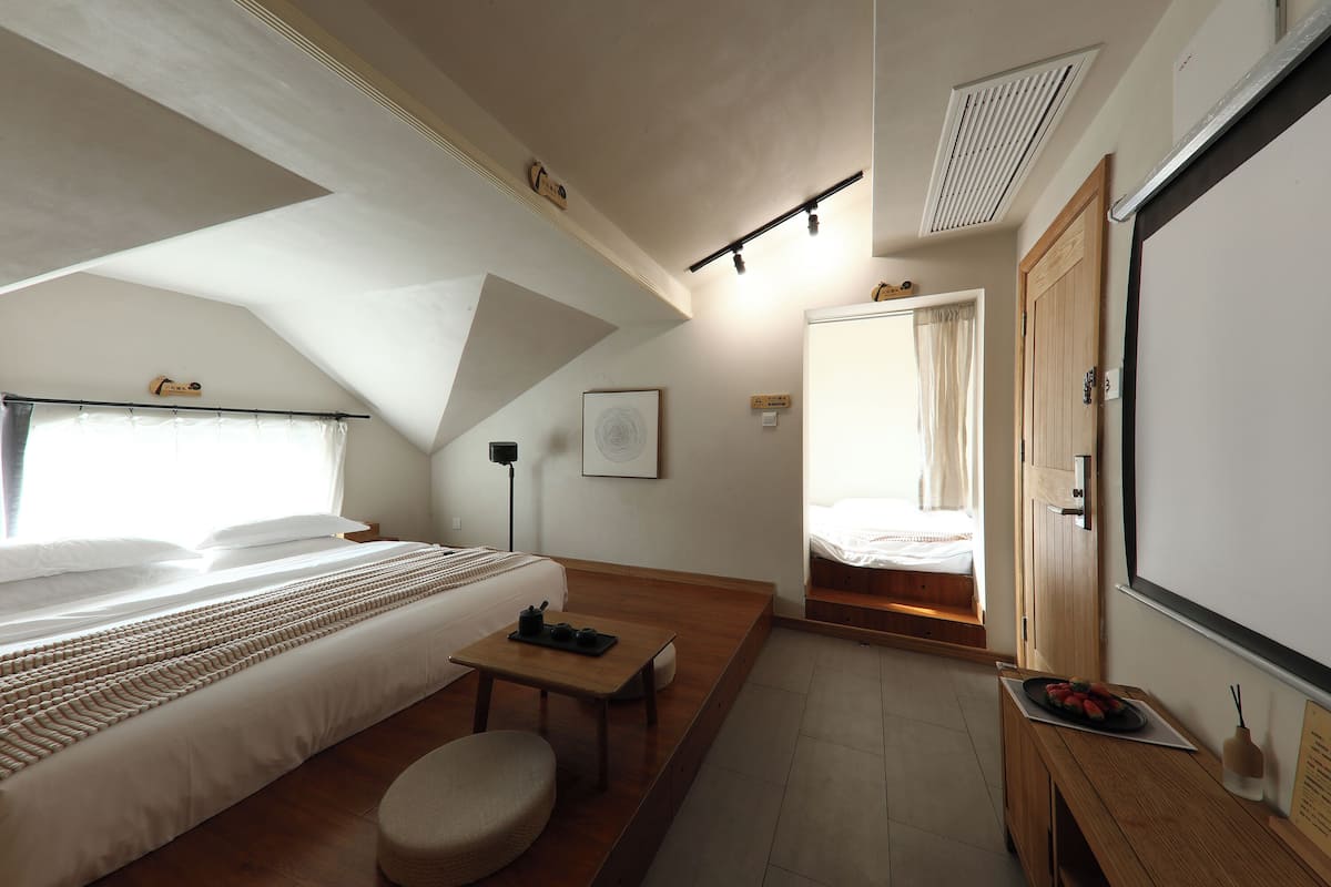 Exclusive-Doppelzimmer, Bergblick | Allergikerbettwaren, schallisolierte Zimmer, Bügeleisen/Bügelbrett
