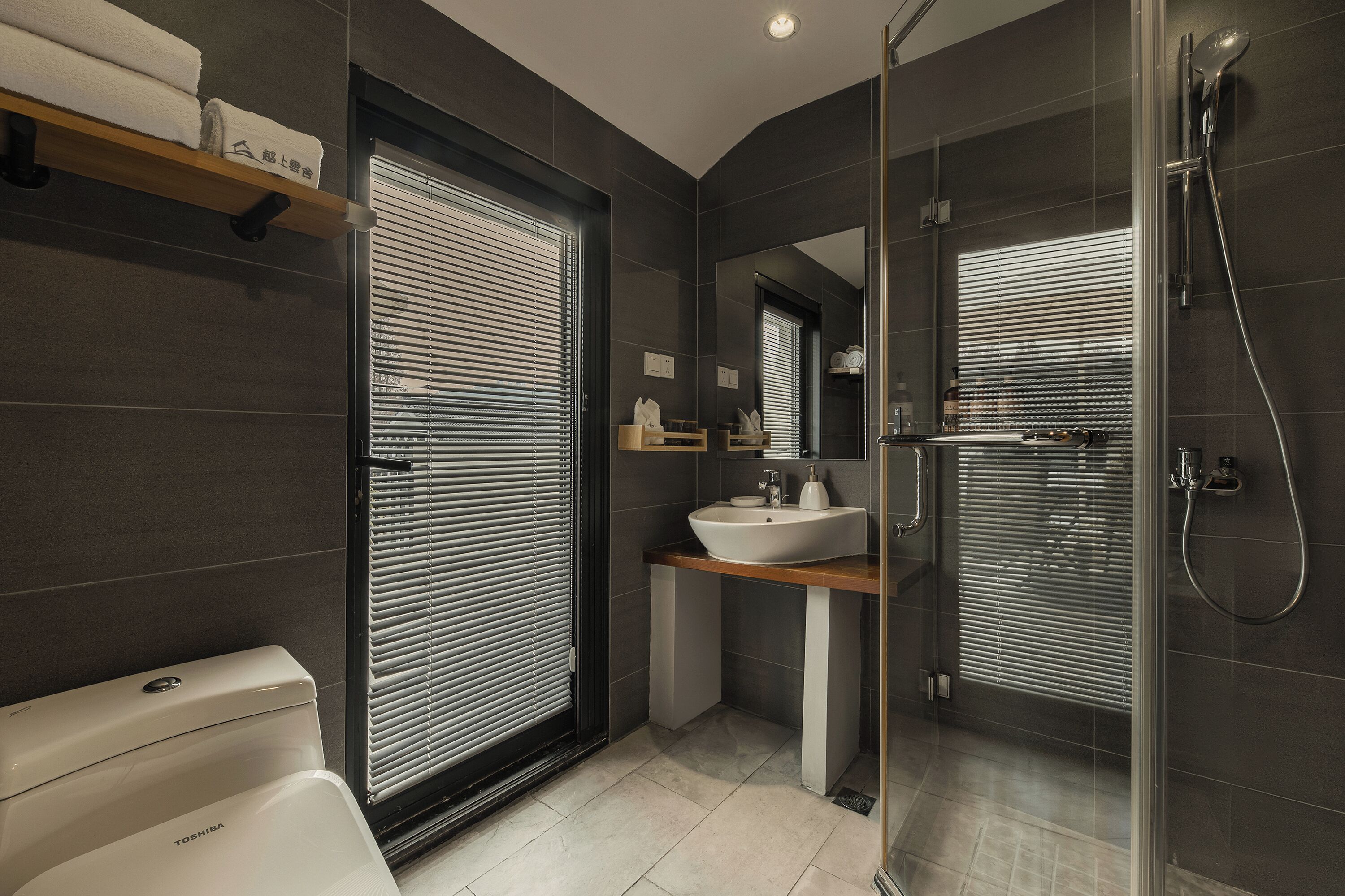 Ein modernes Badezimmer mit Toilette, Waschbecken und Dusche.