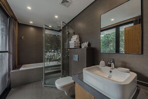 Habitación familiar | Baño | Amenidades de baño gratuitas, secadora de cabello, pantuflas, toallas 