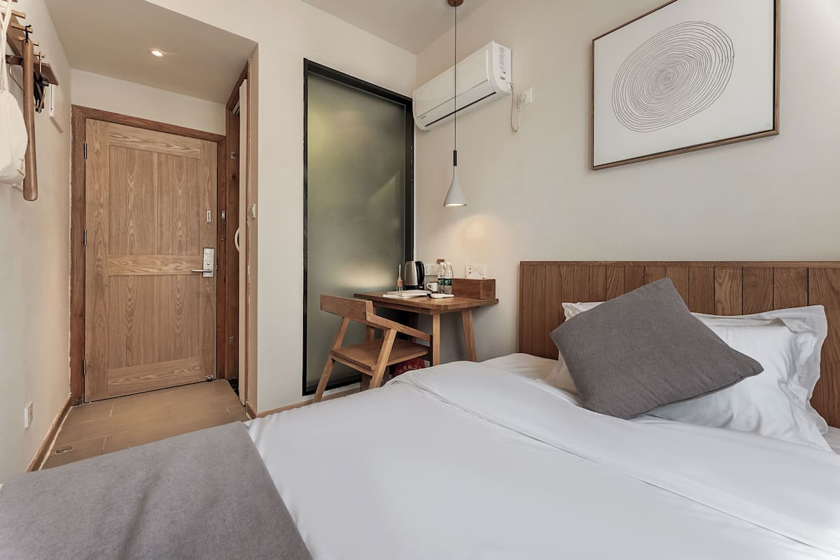 Ein Schlafzimmer mit einem Bett, einem Schreibtisch und einem Kleiderschrank.