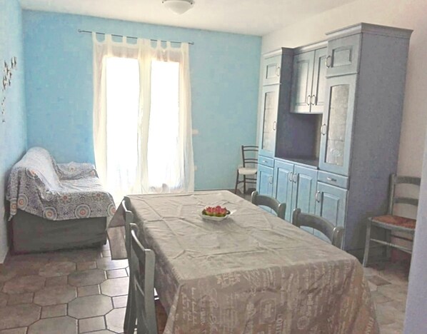 Apartment, 2 Schlafzimmer | Essbereich im Zimmer