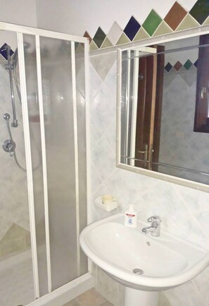 Apartment, 2 Schlafzimmer | Badezimmer | Dusche, Regendusche