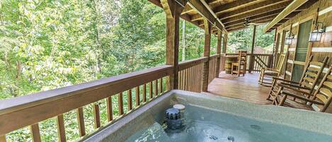 Outdoor spa tub