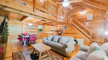 小屋, 2 间卧室 | 起居区 | 电视、壁炉、桌上足球