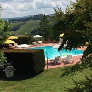 Außenpool, geöffnet von 08:30 Uhr bis 21:00 Uhr, Sonnenschirme