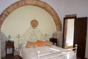 Escritorio, cunas (de pago), ropa de cama