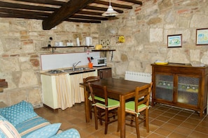 Full-sized fridge, stovetop, toaster, cookware/dishes/utensils - La Canonica (Montalcino)