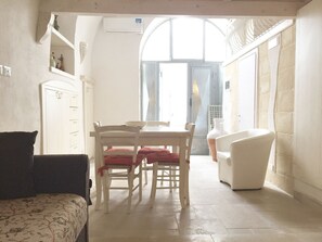 Apartment, 1 Schlafzimmer | Essbereich im Zimmer