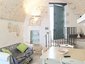 Apartment, 2 Schlafzimmer | Wohnbereich | Fernseher
