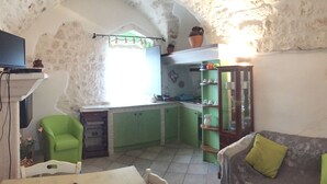 Apartament, 2 dormitoris | Sala d'estar | Televisor 