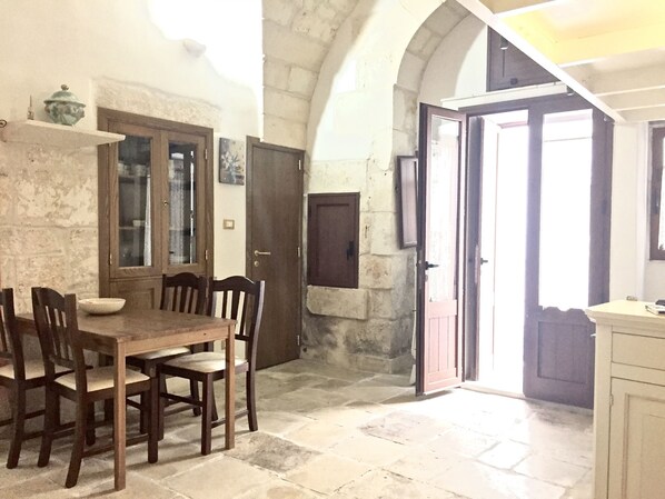 Appartamento, 1 camera da letto | Pasti in camera