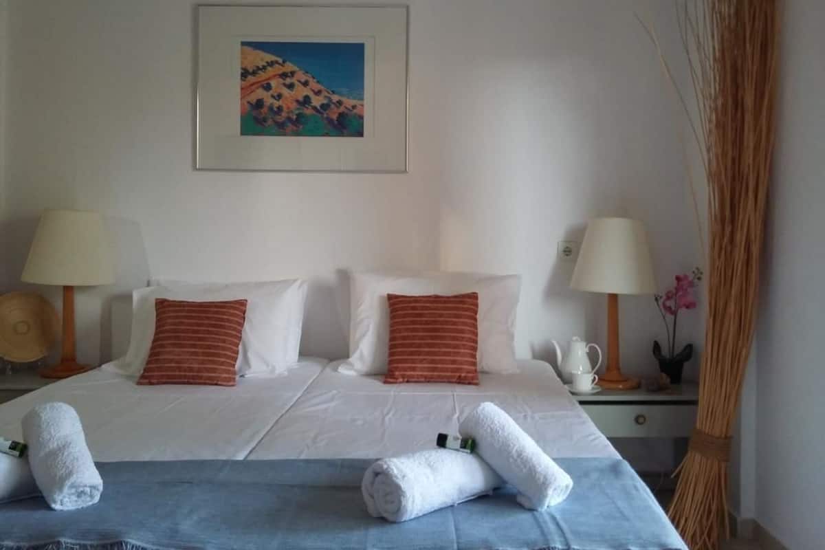 Habitación cuádruple | Tabla de planchar con plancha, wifi gratis y ropa de cama
