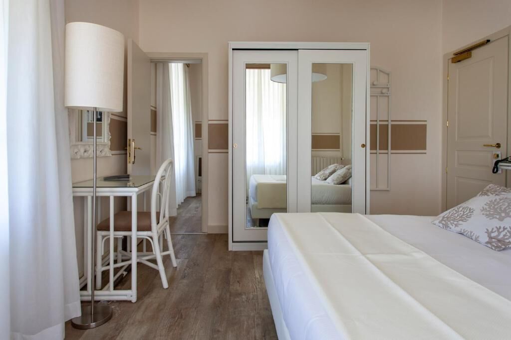 Minibar, coffres-forts dans les chambres, fer et planche à repasser