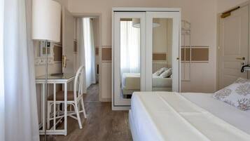 Minibar, coffres-forts dans les chambres, fer et planche à repasser