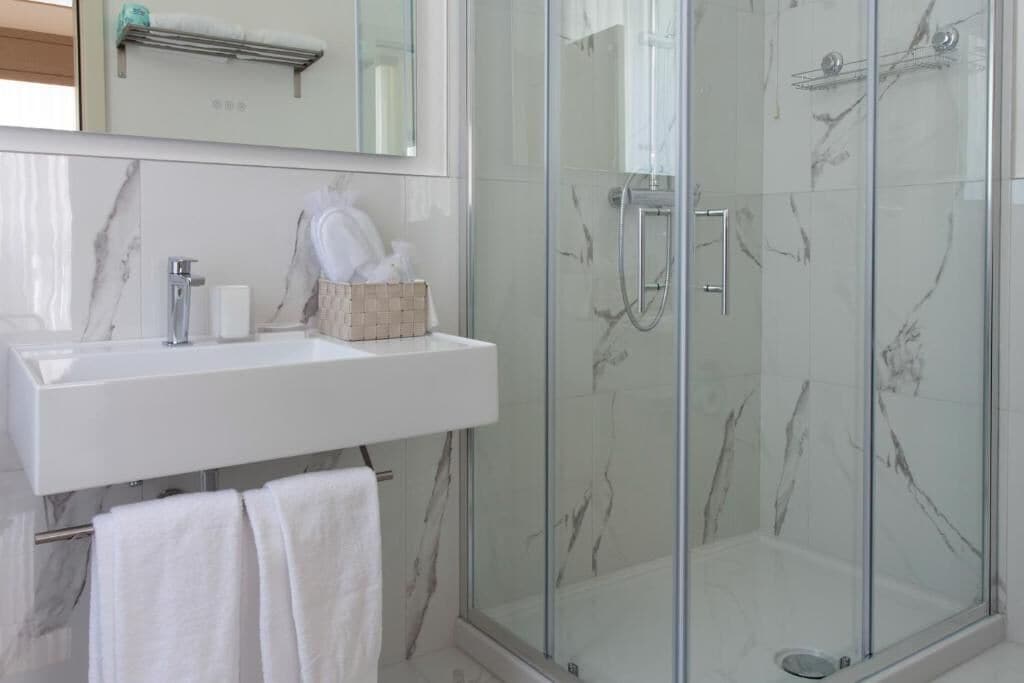 Camera con letto matrimoniale o 2 letti singoli (Ground Floor) | Bagno | Doccia, asciugacapelli, accappatoio, pantofole