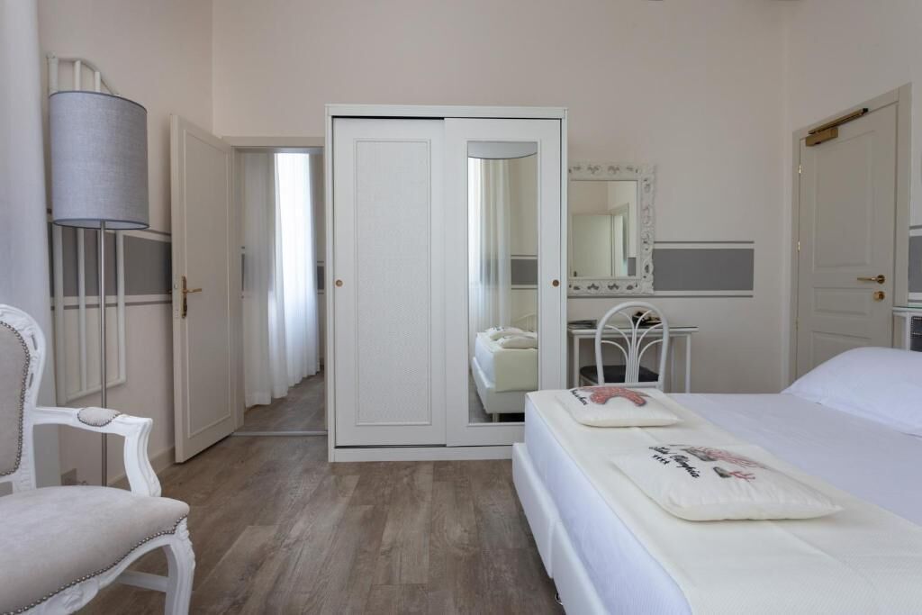 Suíte (Connecting Double Room) | Frigobar, cofres nos quartos, ferros/tábuas de passar roupa